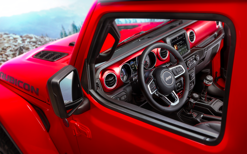 Illustration for article titled Here's How The 2018 Jeep Wrangler's Interior Compares To The Old One
